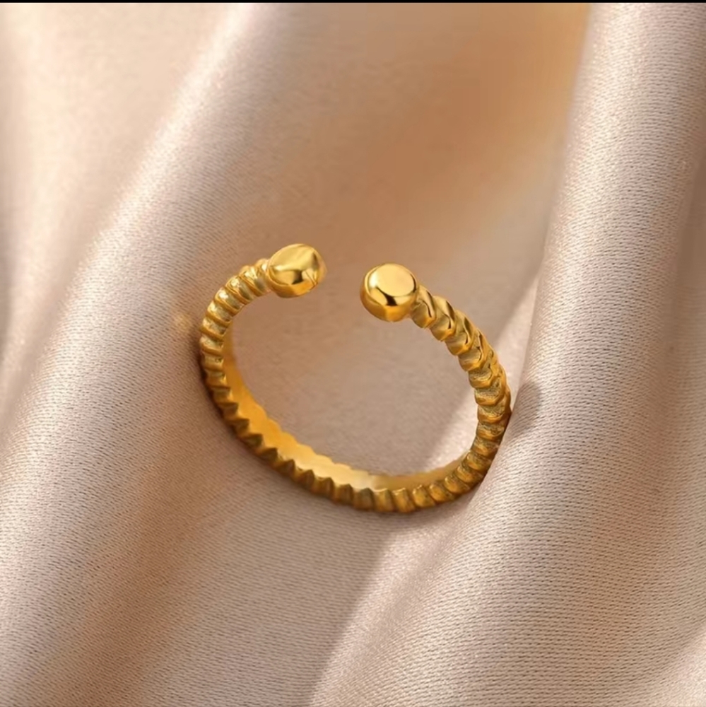 Elegant Gold-Toned Ring